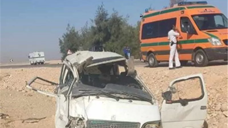 إصابة 12 شخصًا في انقلاب سيارة ميكروباص على طريقة «نجع حمادي- قنا