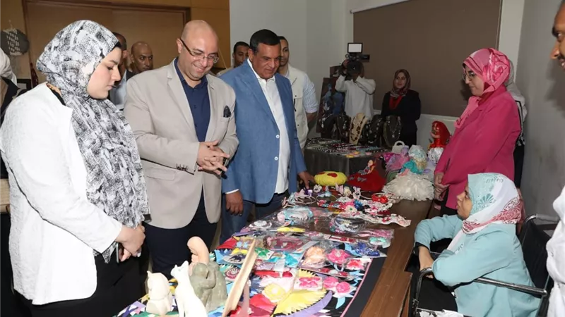 أمنه يفتتح معرض آيادي مصرللمنتجات الحرفية والتراثية ببنى سويف