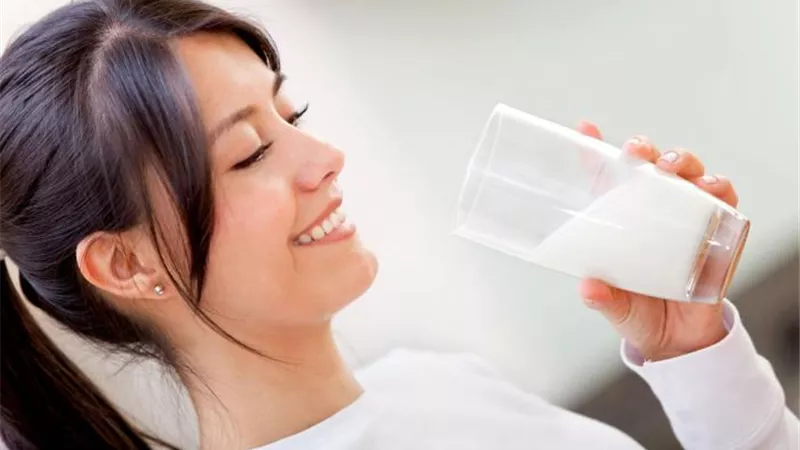 خبراء يحذرون.. هذا ما يحدث لجسمك عند شرب الحليب