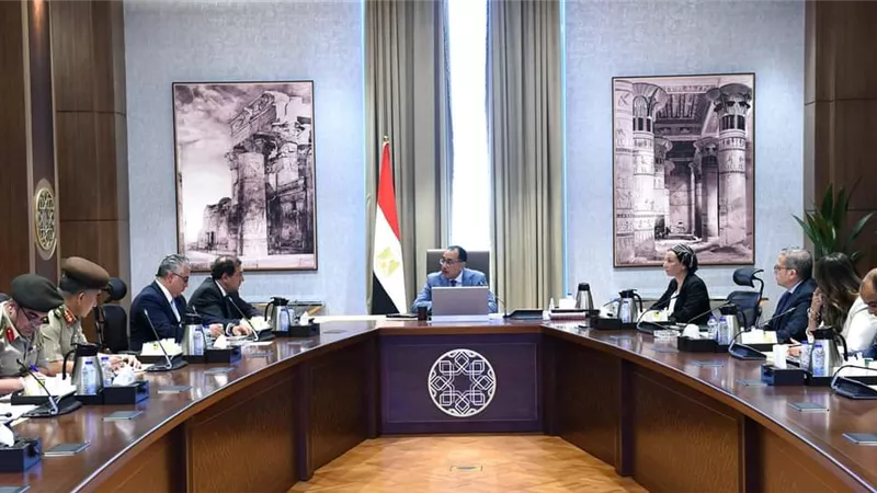 رئيس الوزراء يتابع موقف المشروعات الجديدة داخل 