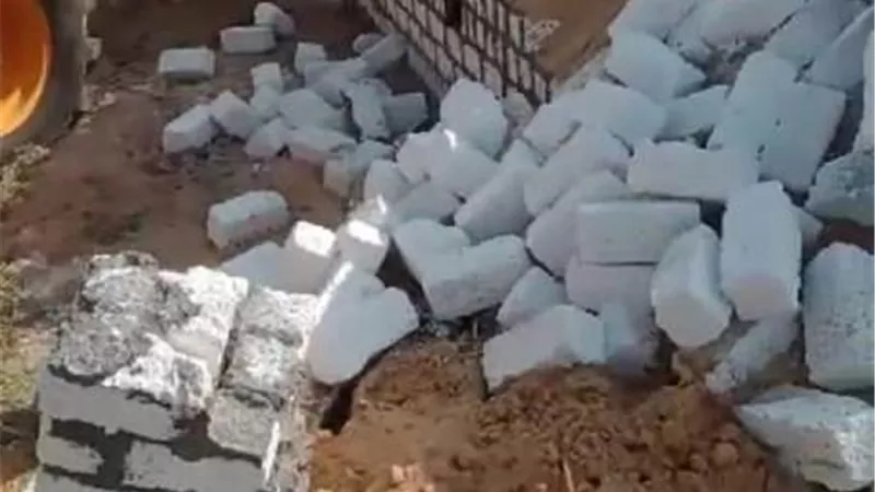 إزالة فورية لحالة تعدٍّ بالبناء المخالف بالقصاصين