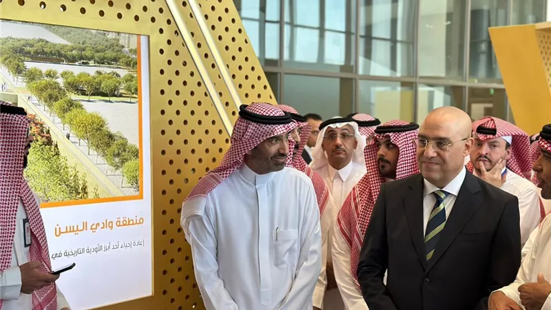 وزير الإسكان يشارك فى افتتاح معرض 