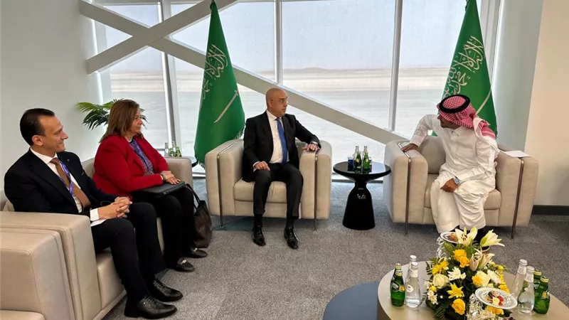 وزير الإسكان يستعرض التجربة العمرانية في مصر على نظيره السعودي