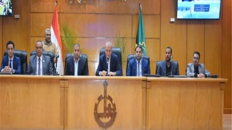 الهجان يتابع عمل اللجنة التنفيذية لاختيارالمشروعات الخضراء الذكية