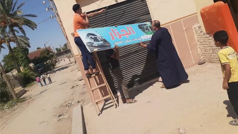 حملة لرفع وإزالة الإعلانات المخالفة بالقنطرة شرق