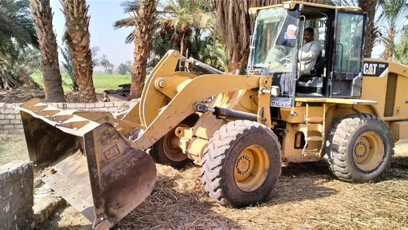 إزالة ١٠ حالات تعدى على ١٧٥٠ م من الأراضى بإسنا جنوب الأقصر