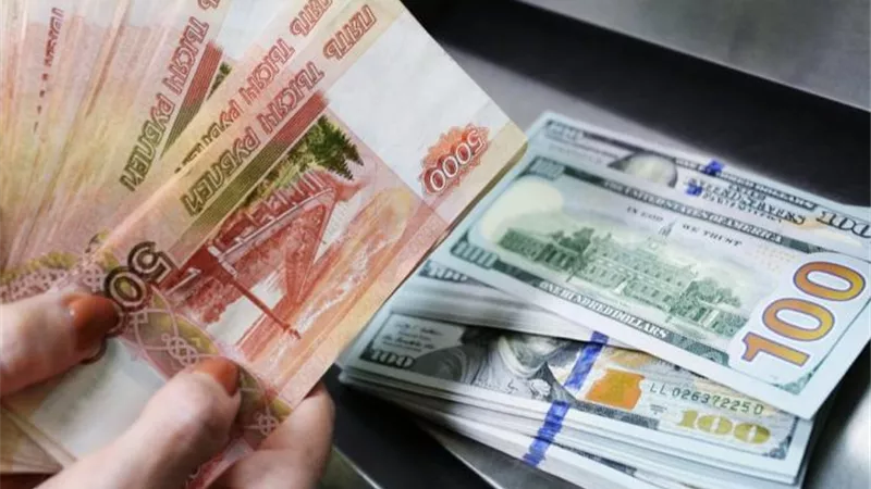 الروبل الروسي يقفز أمام الدولار لأعلى مستوياته منذ أغسطس