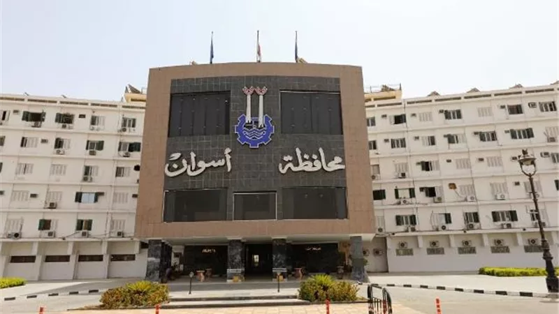 محافظ أسوان: تنكيس الأعلام بالمديريات والمصالح الحكومية