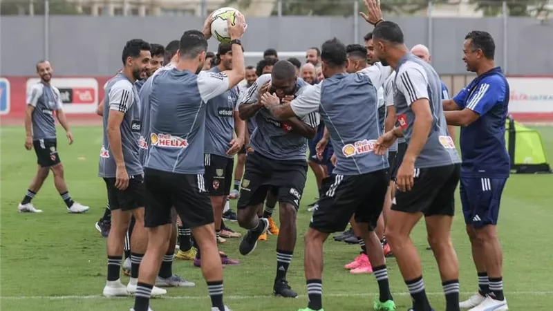 شاهد بالصور.. إستقبال لاعبي الأهلي لـ موديست فى ممر شرفى
