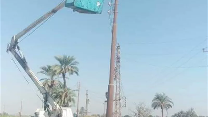 حملات لصيانة أعمدة وكشافات الإنارة بمراكز المنيا