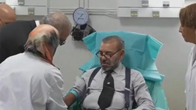العاهل المغربي يتفقد مصابي الزلزال ويتبرع بالدم