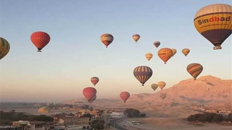 تحليق 33 رحلة بالون طائر تقل 750 سائحا في سماء الأقصر