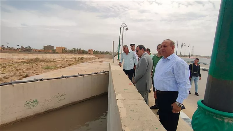 محافظ شمال سيناء يتابع عمليات تصريف مياه الأمطار من شوارع العريش