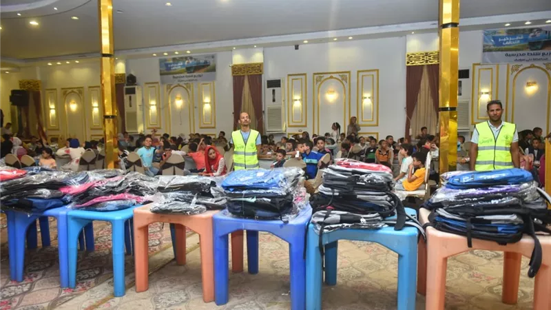 توزيع 1000 شنطة مدرسية بالمجان على الطلاب غير القادرين بالفشن