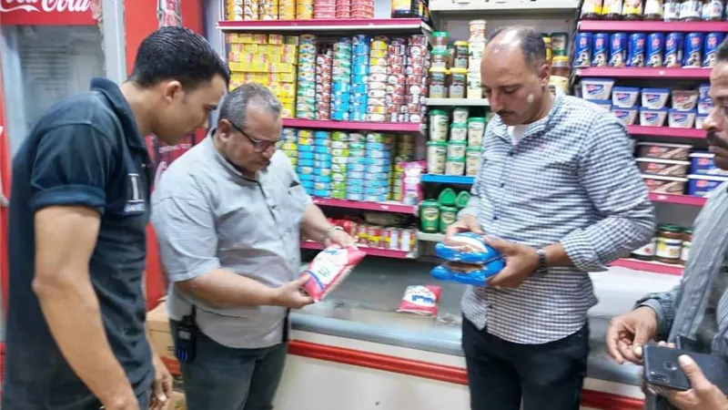 ضبط 132 مخالفة تموينية خلال حملات رقابية فى 5 مراكز بالمنيا