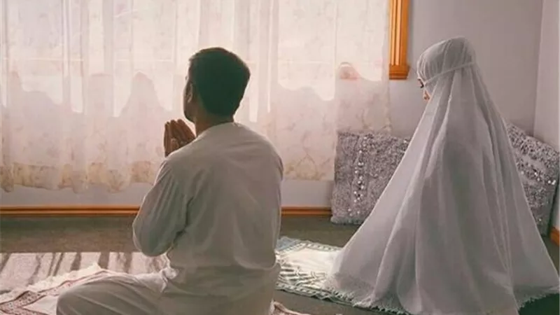 صلاة الرجل بامرأته جماعة عند الحنفية