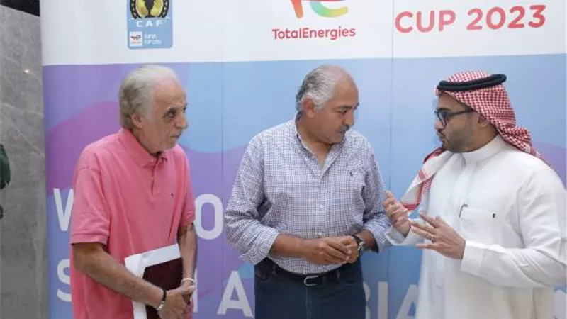 الأمين العام المساعد بالاتحاد السعودى يطمئن على بعثة الأهلى