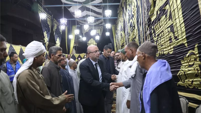 محافظ بني سويف يؤدي واجب العزاء في شهداء بني سويف