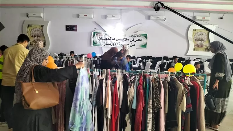 توزيع الملابس الجديدة بالمجان على الأسر الأولى بالرعاية فى 4 قرى