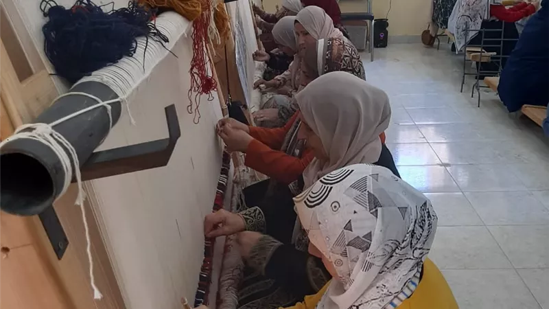 تدريب 30 سيدة سيناويه علي صناعة السجاد اليدوي