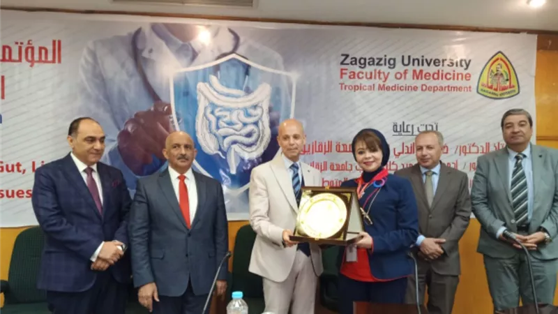 جامعة الزقازيق تكرم مدير صحة الشرقية