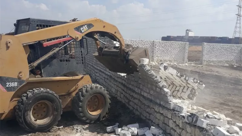 إزالة حالة تعدٍّ بالبناء على أرض زراعية بالقنطرة غرب
