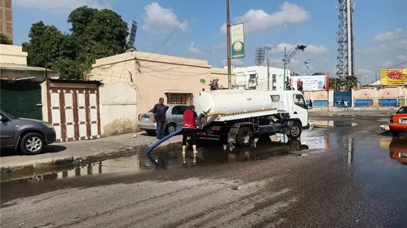 إصلاح كسر ماسورة مياه بالإسماعيلية وسحب المياه المتراكمة