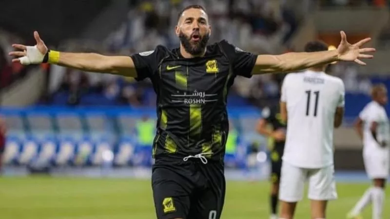 بنزيما يحافظ على صدارة اتحاد جدة بهدفه في مرمي الأخدود.. شاهد