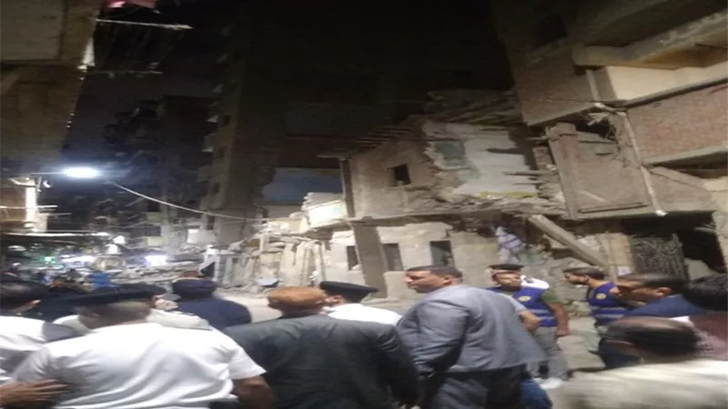 اخلاء١١عقار بكرموز في اعقاب انهيار عقار وميل اخر