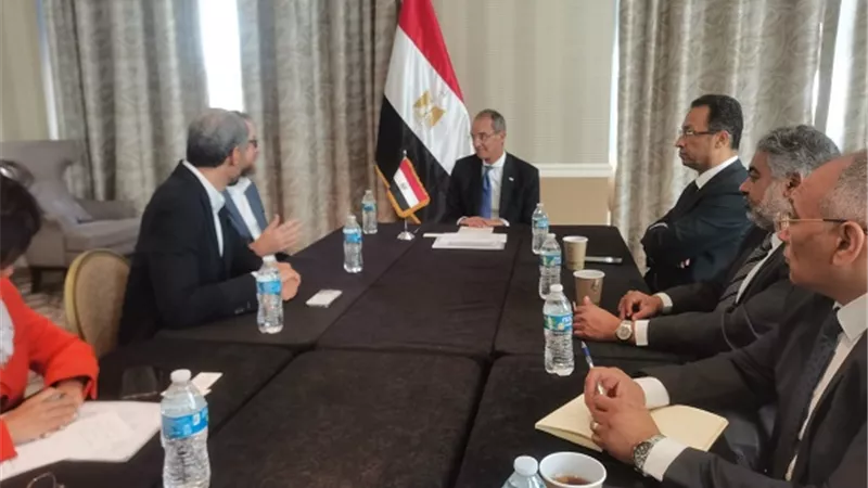 عمرو طلعت يشهد توقيع مذكرة تفاهم مع شركة 