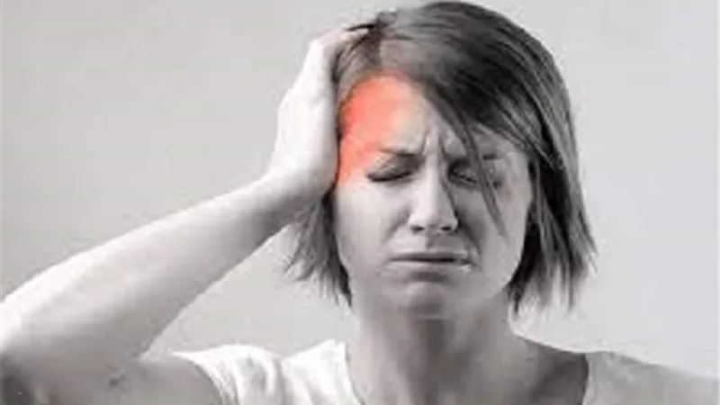 بدون أدوية .. طبيب يكشف طريقة طبيعية لتسكين آلام الصداع النصفي
