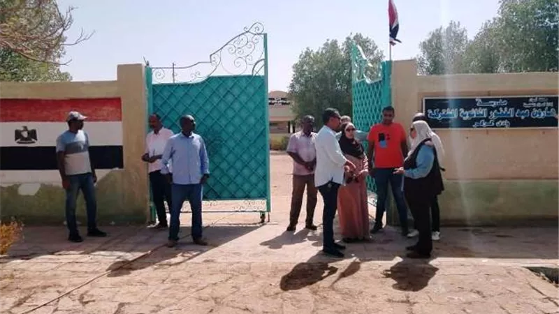 محافظ أسوان يكلف نائبته بمتابعة الإستعدادات للمدراس