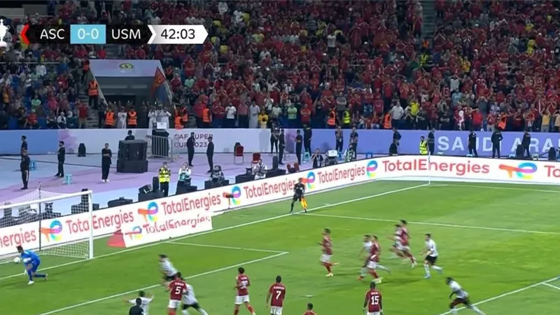 اتحاد العاصمة الجزائرى ينهى الشوط الأول بالتقدم بهدف أمام الأهلى