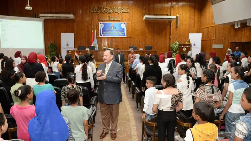 سعد يواصل توزيع الشنط المدرسية على التلاميذ الأولى بالرعاية
