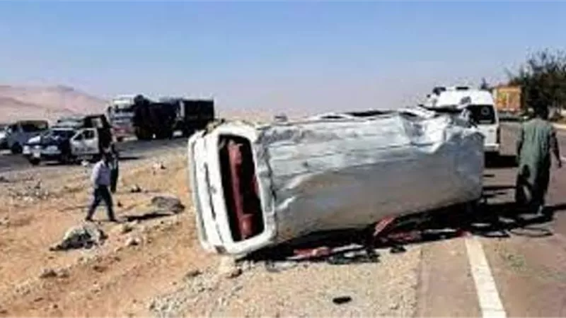 مصرع وإصابة 15 في انقلاب ميكروباص بطريق الواحات
