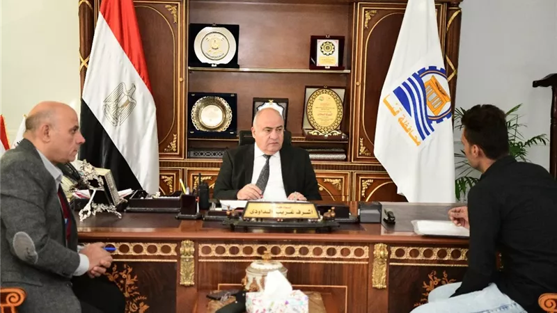 محافظ قنا يستقبل عددا من المواطنين لبحث شكاواهم ومطالبهم