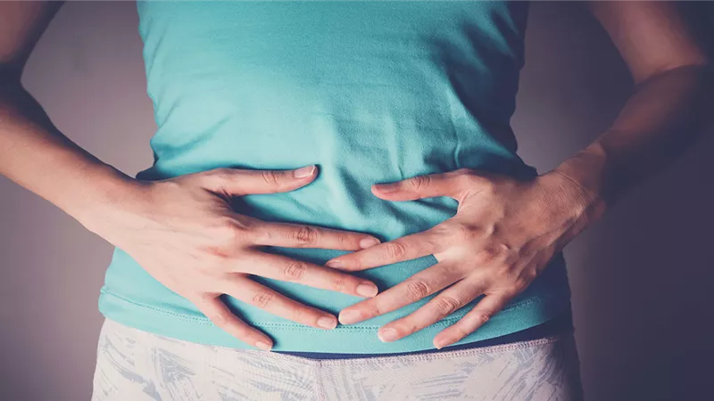 منها التحدث اثناء الاكل...تعرف على اهم اسباب انتفاخ المعدة
