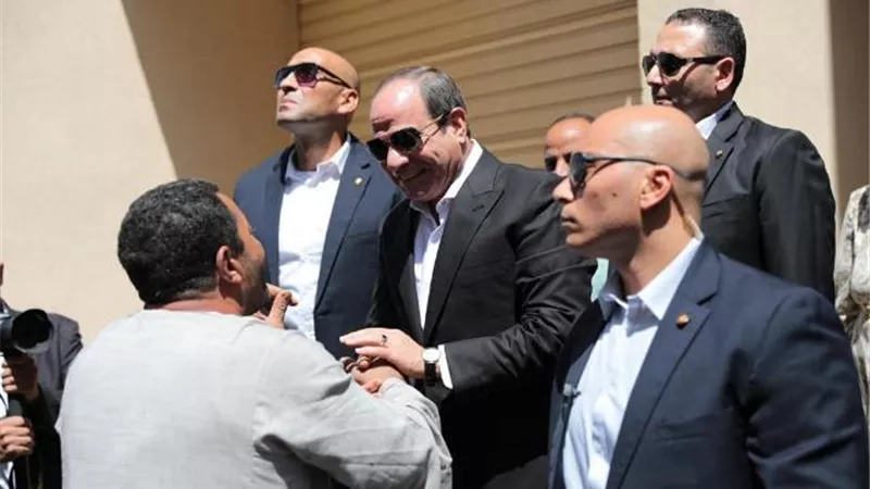 السيسى يشرف مأدبة غداء بقرية سدس الامراء ويلتقى اهالى بنى سويف
