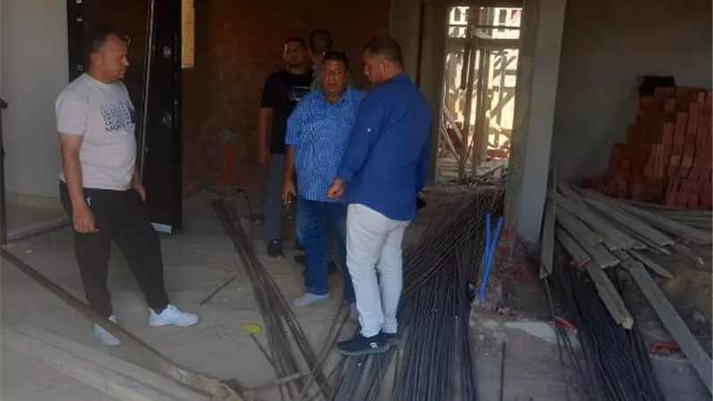 جهاز مدينة الشروق يُوقف مخالفة بناء ويحول المالك للنيابة.. بالصور