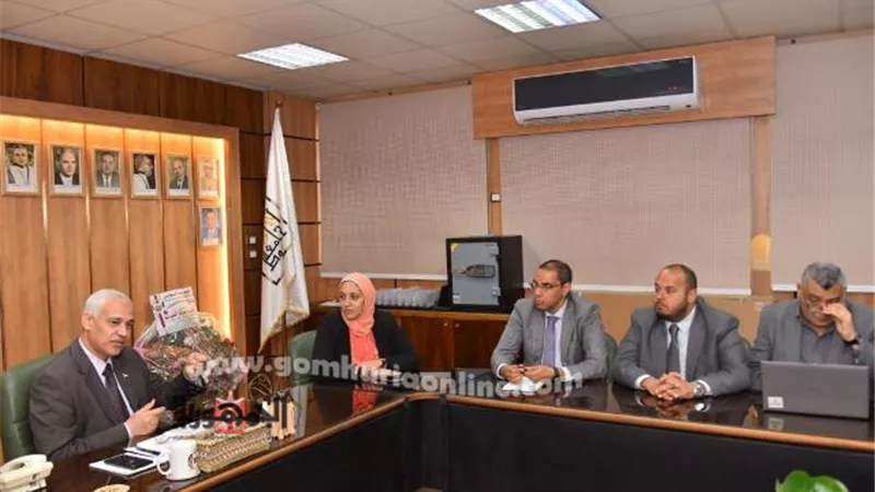 نائب رئيس جامعة أسيوط يعقد اجتماعاً مع وفد إدارة برنامج المنح
