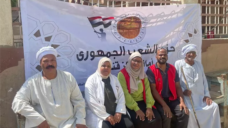 الشعب الجمهورى ينظم قافلة طبية مجانية بالدير الغربى فى قنا