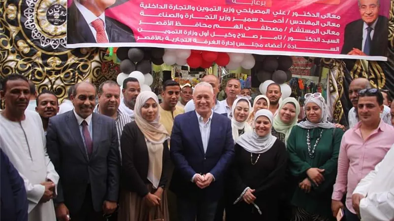محافظ الأقصر يفتتح معرض أهلًا مدارس بإسنا