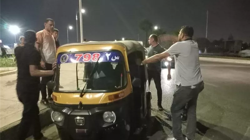 جهاز العبور يشن حملة اشغالات ليلية ويضبط 3تروسيكل وتوكتوك