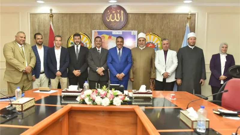 محافظ مطروح يناقش مع لجنة الازهر اقامة فرع لجامعة الازهر بمطروح