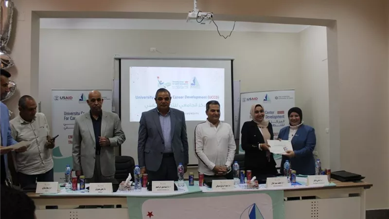 رئيس جامعة كفر الشيخ يكرم المتطوعين بالمركز الجامعي للتطويرالمهنى