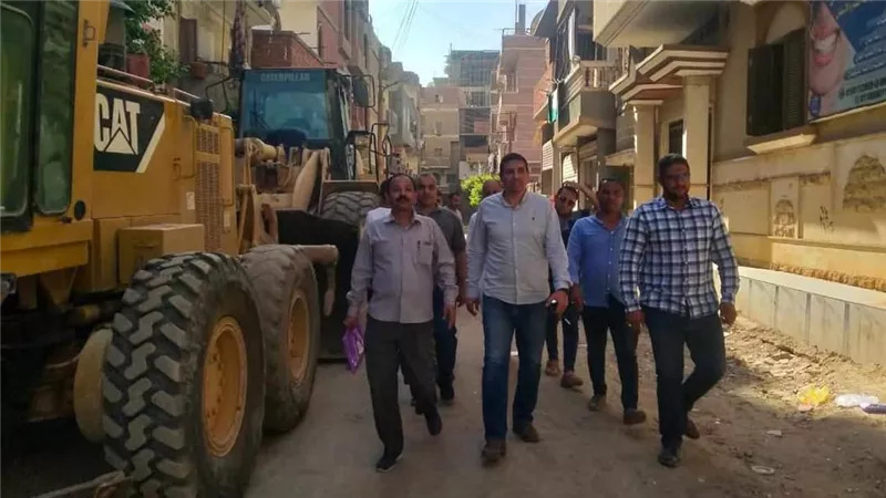 حملات لمتابعة حالة النظافة العامة وتسوية وتمهيد الطرق بمدن وقرى