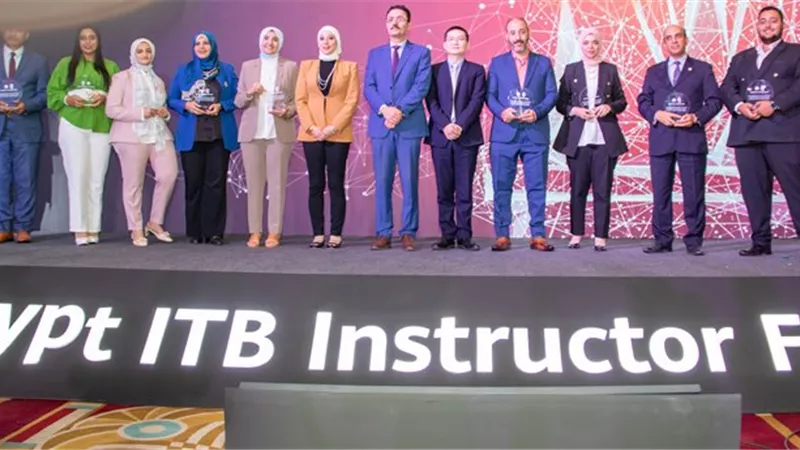 هواوى تكرم 3 من أعضاء هيئة التدريس بالجامعة المصرية الروسية فيديو