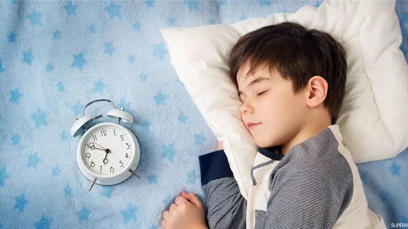 قبل بدء الدراسة.. اعرفى ازاى تدربى طفلك على النوم المنتظم