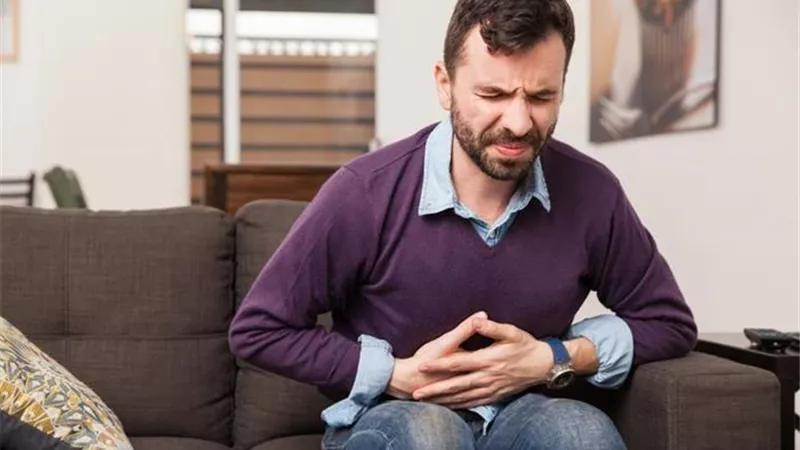 هل هناك علاقة بين ارتفاع الكوليسترول وألم المعدة