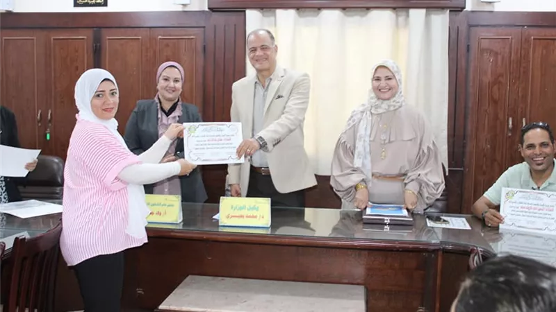 مدير تعليم الإسماعيلية يكرم المشاركين بملتقى الأنشطة بالأسكندرية
